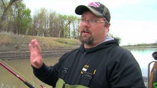 MidWest Outdoors TV Show #1584 - Red River Catfish in North Dakota with the Rippin Lips Crew