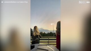 Cette jeune fille prend la pause et se prend un ballon de foot