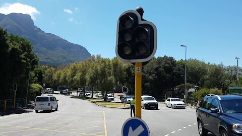 SOUTH AFRICA - Cape Town - Traffic lights out due to loadshedding at corner Paradise Rd and M3 (Video) (UGy)