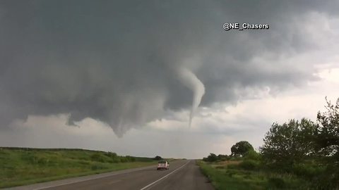 Does Lake Michigan protect shoreline cities from a major tornado?