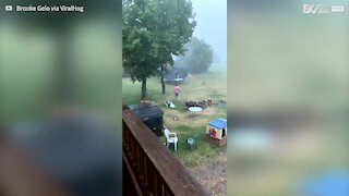 Ces hommes bravent une tempête pour sauver un trampoline