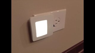 Ultra Slim Flush Fit Plug-In Outlet Dusk to Dawn Night Light Review