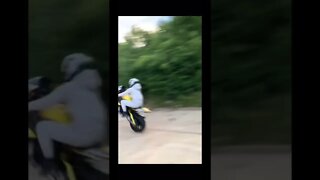 YAMAHA R1 WHEELIE