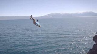 Utroligt døds-trodsende spring ned i Lake Tahoe