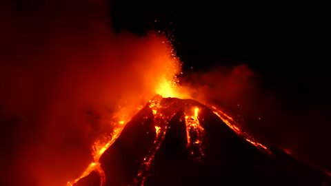 Jaw-dropping footager of Mount Etna eruption in Sicily