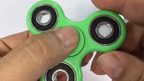 Green trilobe plastic spinner toy review and giveaway