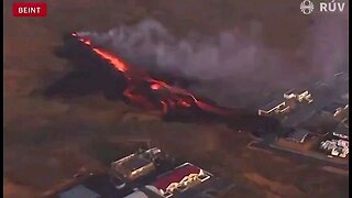 Iceland 🇮🇸| Volcanic eruption in Grindavík consumes houses.