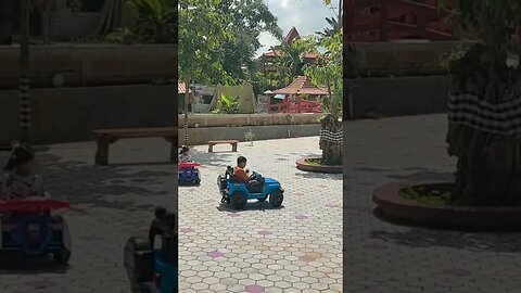 Kak Firaz Balap Mobil pinggir kolam renang