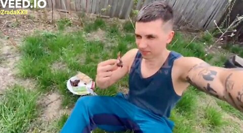 GRAPHIC 18+ Ukrainian eats human remains thinking that it is Russian Soldier!