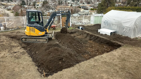 開建第八天: 用挖掘機開挖金豆莢4G-17底部的地基和蓄熱蓄水區