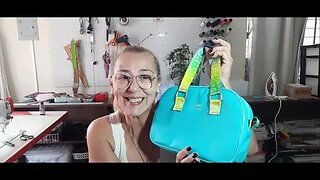 Bolsa tipo maletinha em sintético sem estruturador com vivo - LINDA