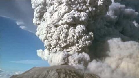 Askesky fra Sinabung vulkanen, Indonesien