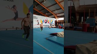 Testujemy salto z odskoczni 🤔 #short #shorts #polska #salto #gym #akrobatyka #youtube #trening