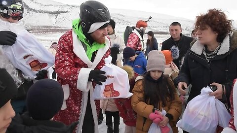 Armenian paragliding Santas bring gifts to Karabakh refugee kids