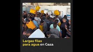 Palestinos forman largas colas para recibir agua en Gaza