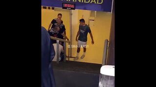 Casemiro brincando com árbitros no vestiário