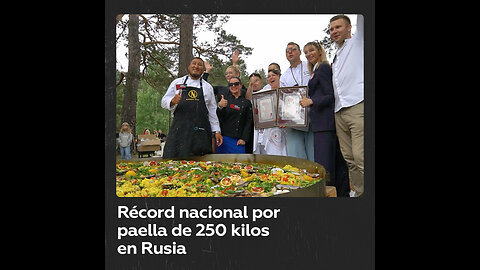 Chefs establecen récord al cocinar una paella de 250 kilos en Rusia