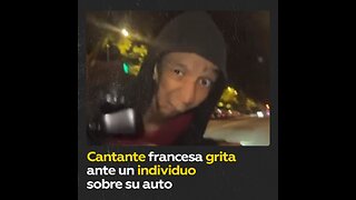 Cantante francesa se horroriza al ver un individuo en el capó de su auto