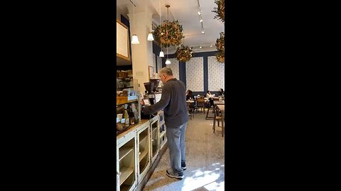 BREAKING: Alec Baldwin confronted in a coffee shop: “Why did you kill that lady… no jail time?”