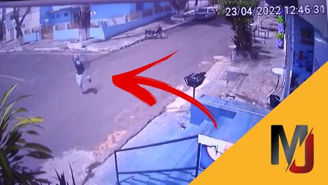 Homem assalta farmácia no centro de Colinas, câmeras de segurança filmam o suspeito fugindo.