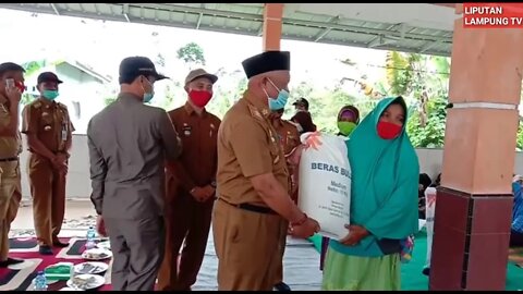 Wakil bupati Lampung Barat Mad Hasnurin Serahkan Bantuan Beras ke KPM Pekon Mekar Sari Pagar Dewa