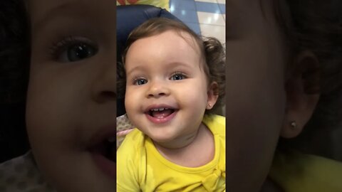 MEMEL SE DIVERTINDO MUITO MOSTRANDO O CABELO E O DENTINHO MAIS LINDA ESSA BEBE QUE O PAPAI AMA MUITO