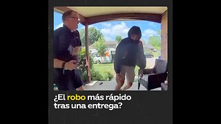 Roba un paquete delante del repartidor