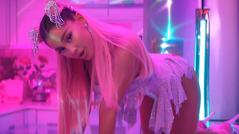 Ariana Grande - 7 rings (Official Video)