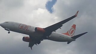 Boeing 737-800 PR-GUH vindo de Porto Velho antes de pousar na cabeceira do Aeroporto de Manaus