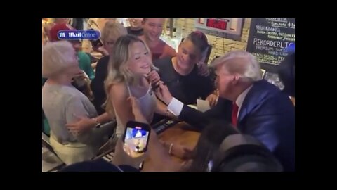 TRUMP🇺🇸❤️🥇⭐️SIGN AUTOGRAPHS FOR FANS IN BETTENDORF IOWA💙🇺🇸👚✍️⭐️