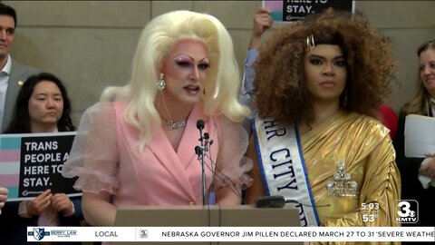 Opponents to anti-drag bill rally in Lincoln before hearing