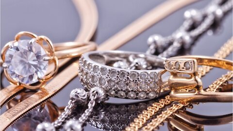Here’s How To Stop Your Gold Jewellery From Tarnishing