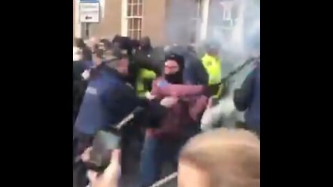 Irish Times Backs Criminal Antifa Who Attacked Police & Tried To Disrupt Peaceful #FreeSpeech Rally