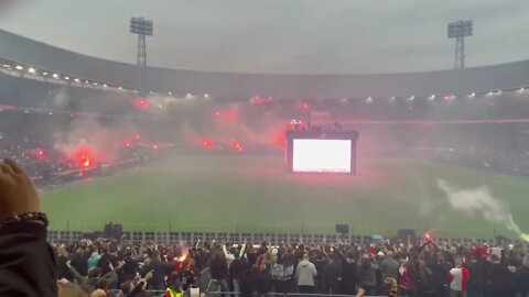 Pyro en Mijn Feyenoord van Lee Towers voorafgaand aan ECL Finale AS Roma - Feyenoord in de Kuip