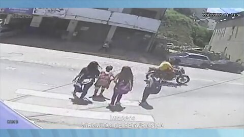 Cidade de Manhuaçu: circuito de segurança flagra criança sendo atropelada na manhã desta 4ª