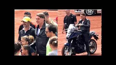 Bolsonaro sai em passeio de moto e populares fazem a maior festa com o presidente