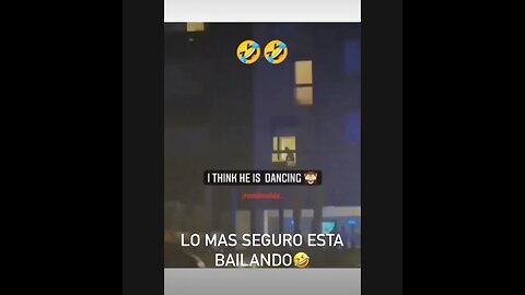 Esta bailando🤷🏻‍♂️