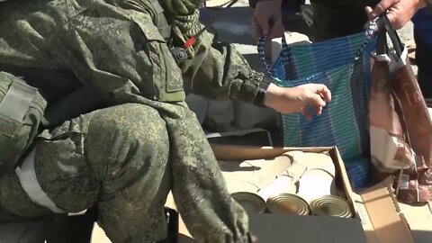 Russian servicemen deliver more than 10 tonnes of humanitarian aid to Stanislav
