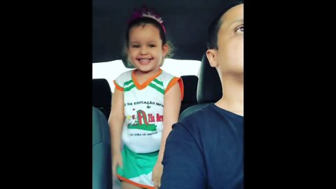 Happy child dances in the car leaving school viral video 2021 AMAZING #shorts #linda #bebe