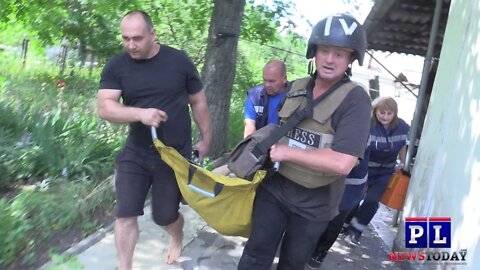 Donetsk EMTs Save A Man After He Is Hit By Ukraine Shelling Today