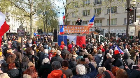 Manifestation contre le pass vaccinal Place Pierre Laroque à Paris le 02-04-2022 - vidéo 6