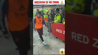 Cristiano Ronaldo foi flagrado derrubando o celular de um torcedor após derrota do ManchesterUnited