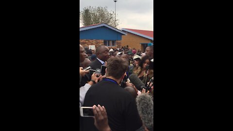 Ramaphosa votes in Soweto, urges protesters to first go out and cast their ballots (NTn)