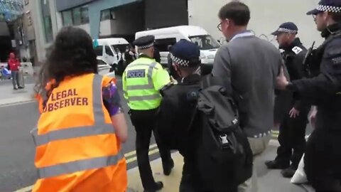 Lockdown protesters are not treated like this no handcuffs and minibuses' #metpolice