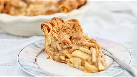Gluten Free Apple Crumb Pie | soft apple filling topped with a crunchy crumb topping