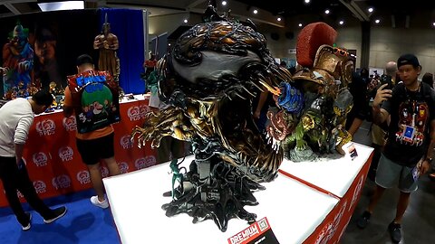 Hulk & Venom Head Sculptures at Comic Con 2024