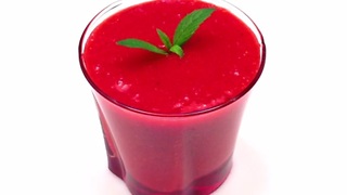 How to make a healthy strawberry, raspberry, and orange smoothie