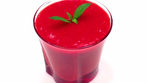 How to make a healthy strawberry, raspberry, and orange smoothie