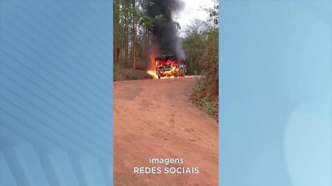 Ônibus escolar é consumido por incêndio em Coronel Fabriciano