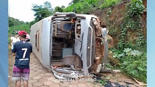 Ônibus tomba e motorista fica ferido na serra de São Vicente em Simonésia